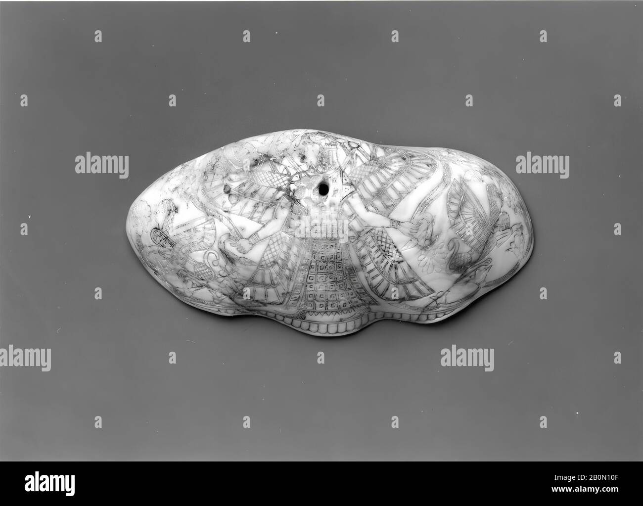 Schale mit geflügelter weiblicher Gottheit, Sphinxen und lotospflanzen, Eisenzeit II, Datum 700-600 v. Chr., Levant, Schale (Tridacna squamosa), 2 3/4 x 1 1/2 Zoll. (7 x 3,8 cm), Schell-Vessels Stockfoto