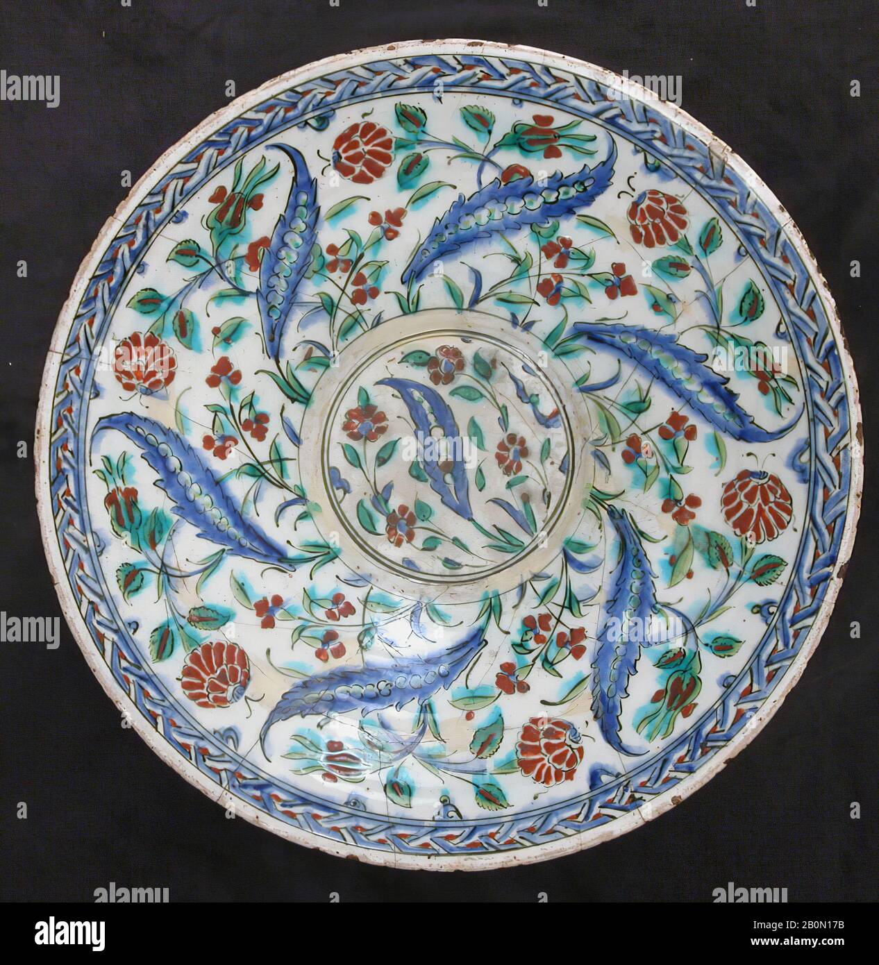 Schüssel, Anfang 17. Jahrhundert, Der Türkei zugeschrieben, Iznik, Stonepaste; gemalt und glasiert, Diam. 15 Zoll (38,1 cm), Keramik Stockfoto