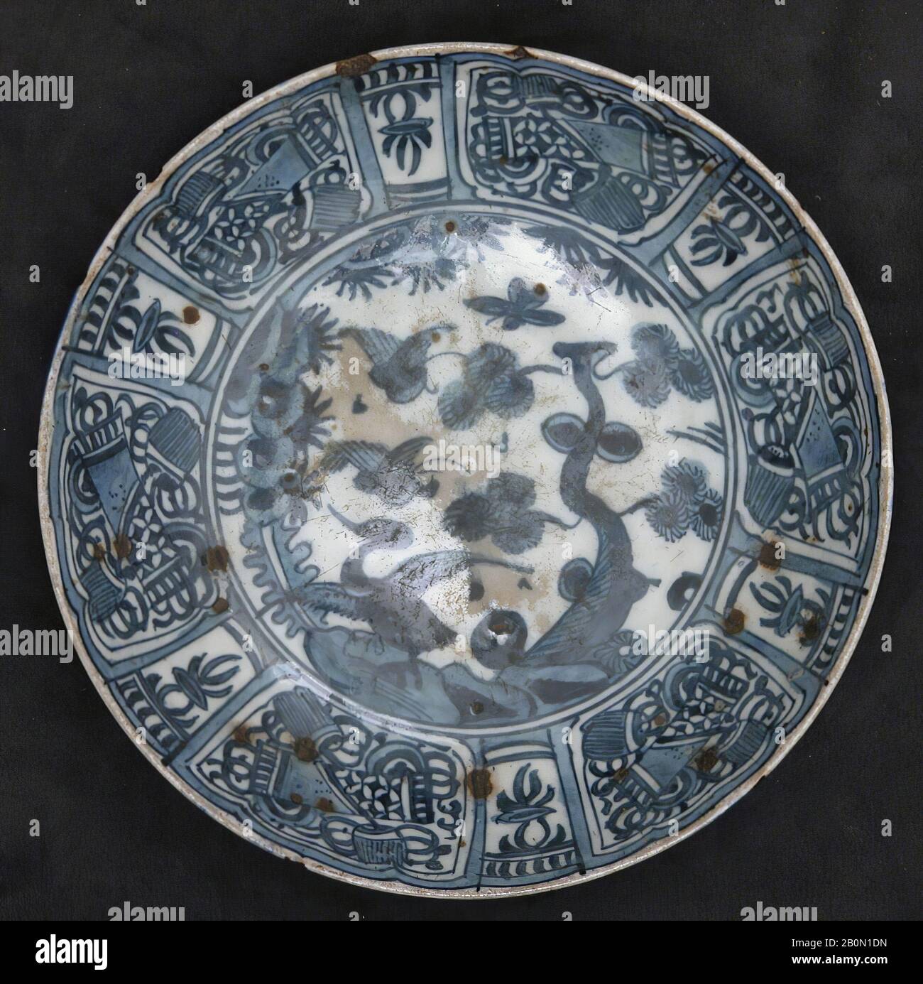 Schale, 18. Jahrhundert, Dem Iran Zugeschrieben, Steinepaste, D. 7 1/2 Zoll (19,1 cm), Keramik Stockfoto