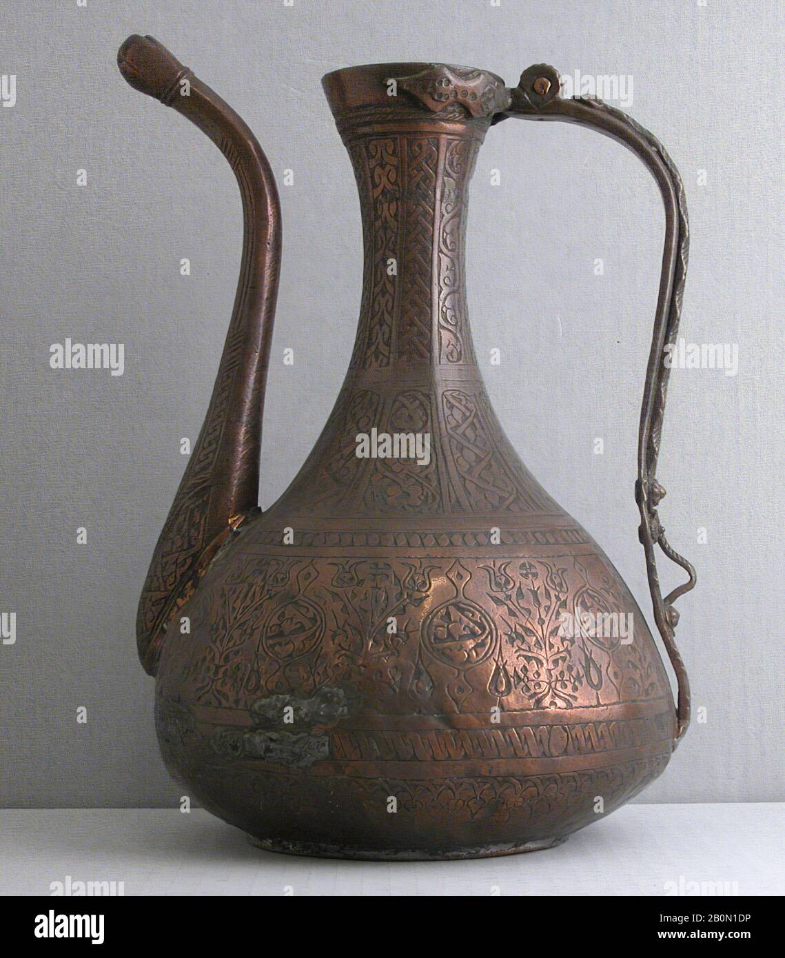 Ewer, vom Jahre 1707, Der Türkei zugeschrieben, Kupfer, H. 11 Zoll (27,9 cm), Durchm. 7 1/2 Zoll (19,1 cm), Metall Stockfoto