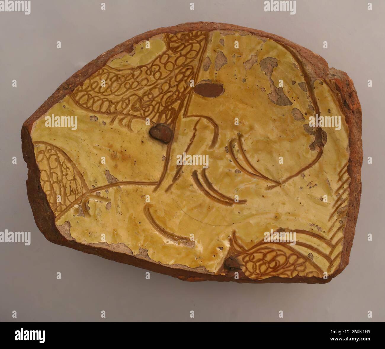 Fragment aus dem 14. Jahrhundert, Das Ägypten Zugeschrieben wird, Steingut, mit einer inkisierten Dekoration durch weißen Schlupf und Farbgebung unter durchsichtiger Glasur, Keramik Stockfoto