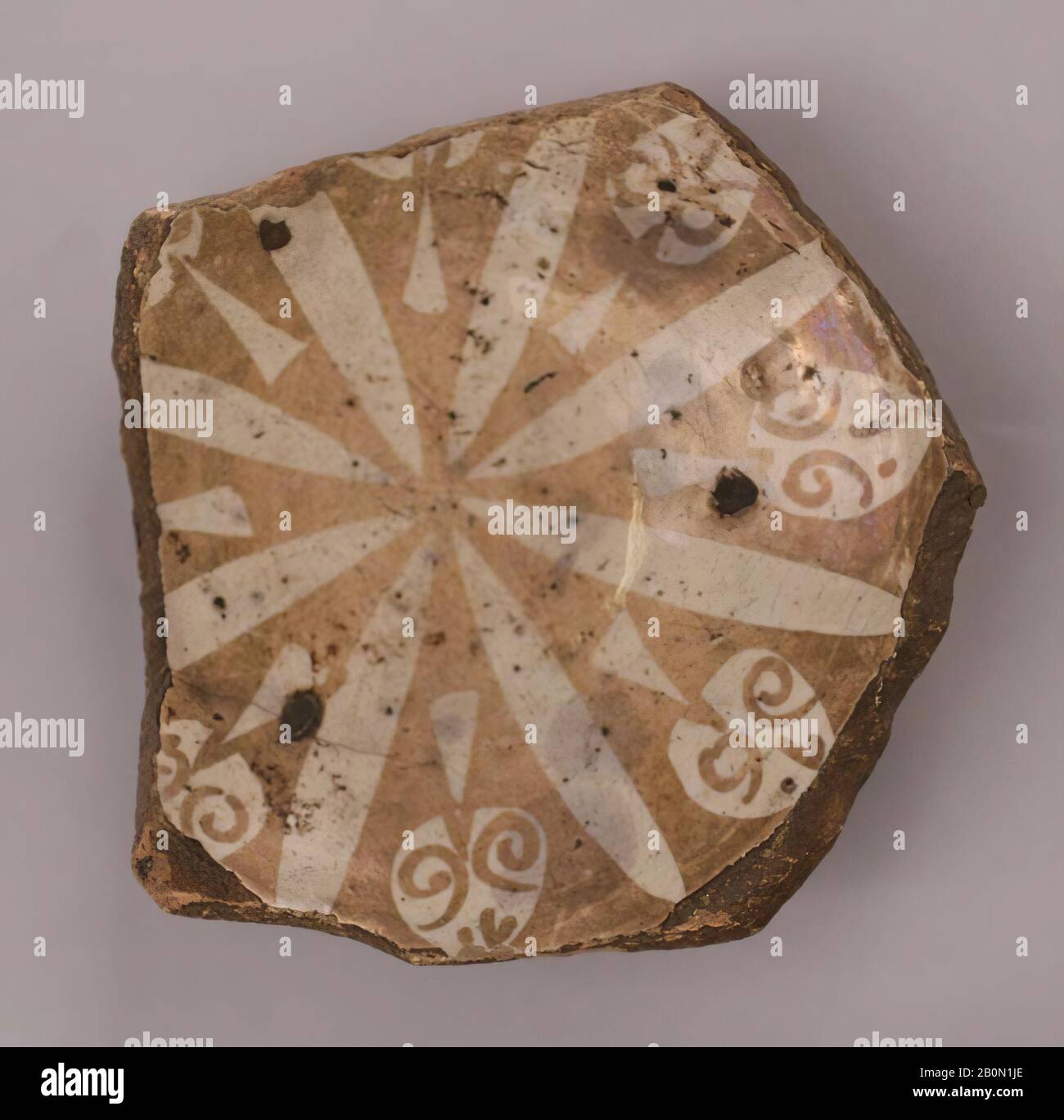 Fragment einer Schüssel, Fragment, 15. Jahrhundert, Zugeschrieben Spanien, Steingut; glasiert, Keramik Stockfoto