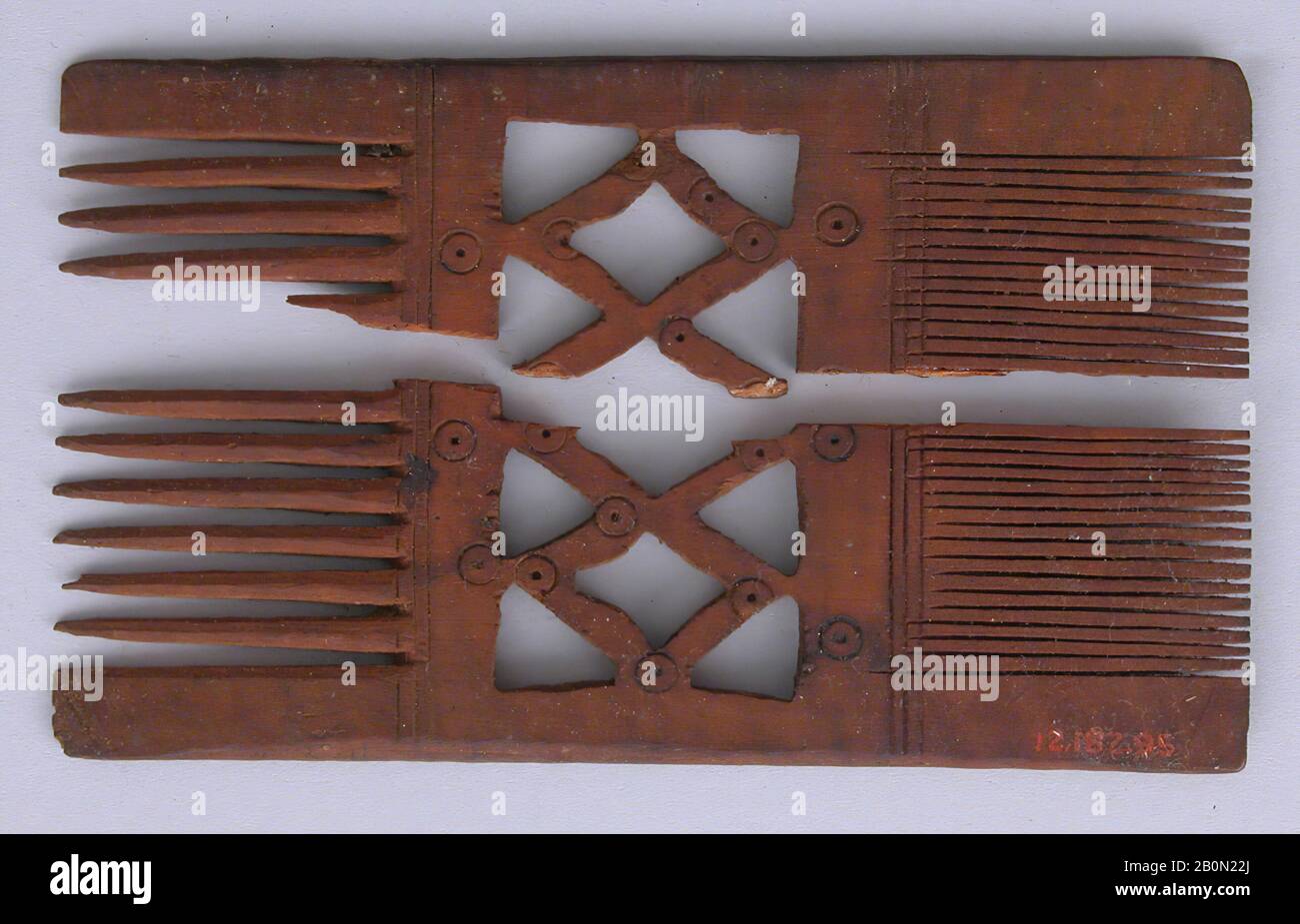 Kamm, 7.-8. Jahrhundert, Aus Ägypten, Maghagha, Holz; geschnitzt, [2 Stück zusammen gemessen], H. 4 1/16 Zoll. (10,3 cm), W. 2 9/16 Zoll (6,5 cm), D. 3/16 Zoll (0,5 cm), Wt. 0,6 oz. (17 g), Holz Stockfoto