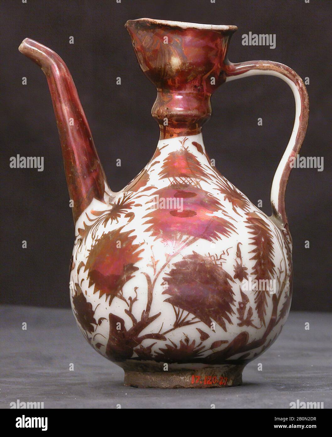 Ewer, 17. Jahrhundert, Dem Iran Zugeschrieben, Stonepaste; glanzbemalt auf einer opak weißen Glasur unter einer transparenten farblosen Glasur, H. 5 1/2 Zoll. (14 cm), Keramik Stockfoto