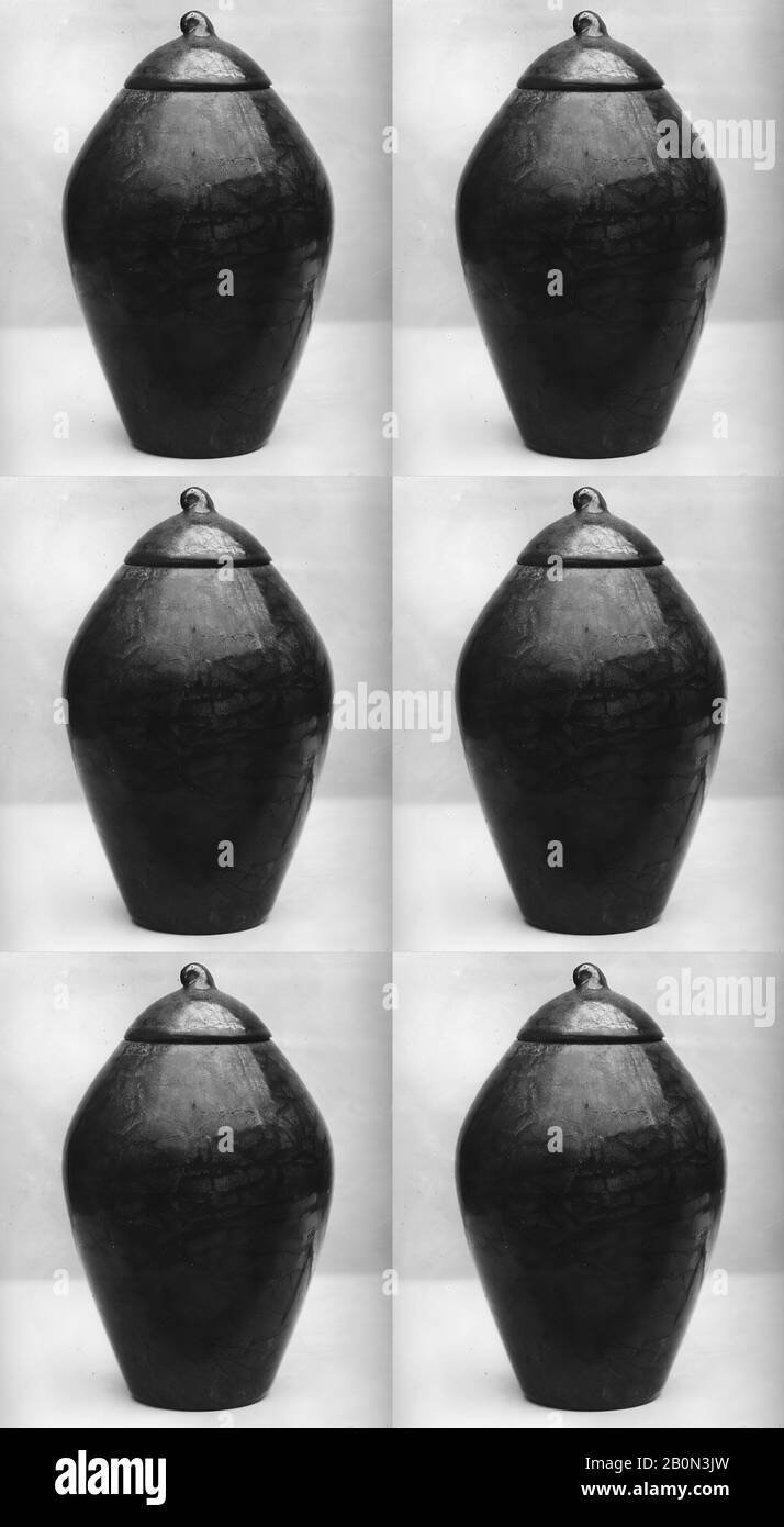 Herman A. Kähler, Vase mit Deckel, Dänisch (Nästved), Kähler Potteries (Dänisch), CA. 1922, Dänisch (Nästved), Töpferei, H. 7-3/4 Zoll (19,7 cm), Ceramics-Keramik Stockfoto