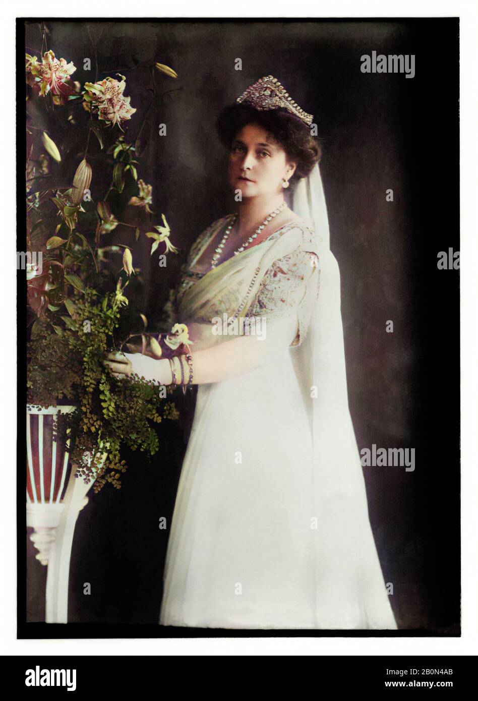 Die russische Kaiserin Tsarina ALEXANDRA FYODOROVNA ( Feodorowna, 1872 - 184 ), Ehefrau des russischen Zaren Nikolaus II. (* zwischen 1918 und 1918) ( Nikolay II ). Foto DIGITAL KOLORIERT. Gebürtige Prinzessin Alix von Hessen und von Rhein ( Viktoria Alix Helena Luise Beatrice Prinzessin von Hessen und bei Rhein ). Als Enkelin der Königin Victoria des Vereinigten Königreichs nahm sie den Namen Alexandra Feodorowna auf Segen in die russisch-orthodoxe Kirche auf, die sie im Jahr 2000 als Saint Alexandra kanonisierte. - Foto Storiche - GESCHICHTE - Porträt - Ritratto - Nobiltà - Adel - nobili - ARCHIVIO GBB Stockfoto