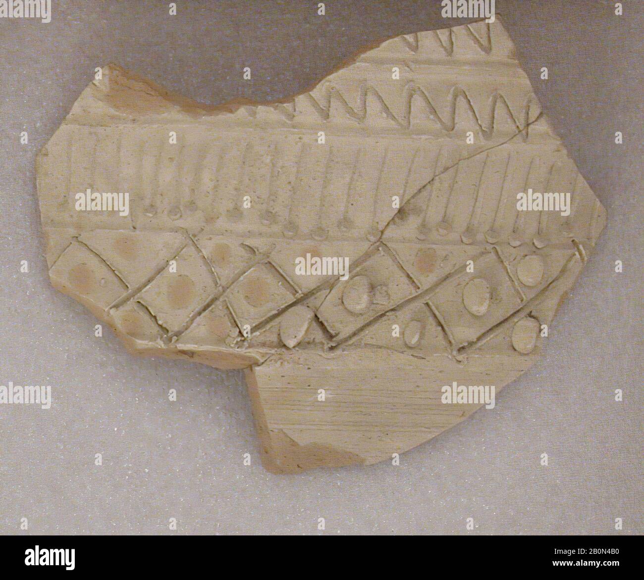 Fragment, 8.-9. Jahrhundert, Irak gefunden/ausgegraben, Ctesiphon, Steingut; inkisiert und glasiert, H. 4 1/2 in. (11,4 cm), W. 5 7/16 Zoll (13,8 cm), D. 3 1/4 Zoll (8,3 cm), Wt. 3,4 oz. (96,4 g), Keramik Stockfoto