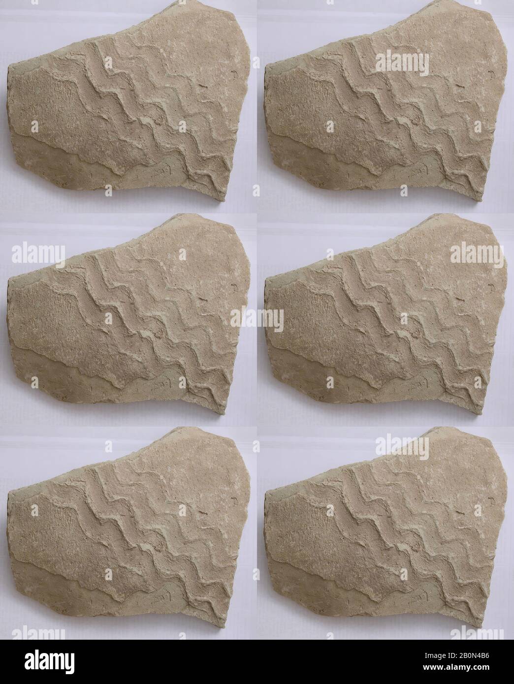 Fragment, 8.-9. Jahrhundert, Irak Gefunden/ausgegraben, Ctesiphon, Steingut; geformt, H. 6 5/16 Zoll (16 cm), W. 7 1/2 Zoll (19,1 cm), D. 1 11/16 Zoll (4,3 cm), Wt. 12,8 oz. (362,9 g), Keramik Stockfoto