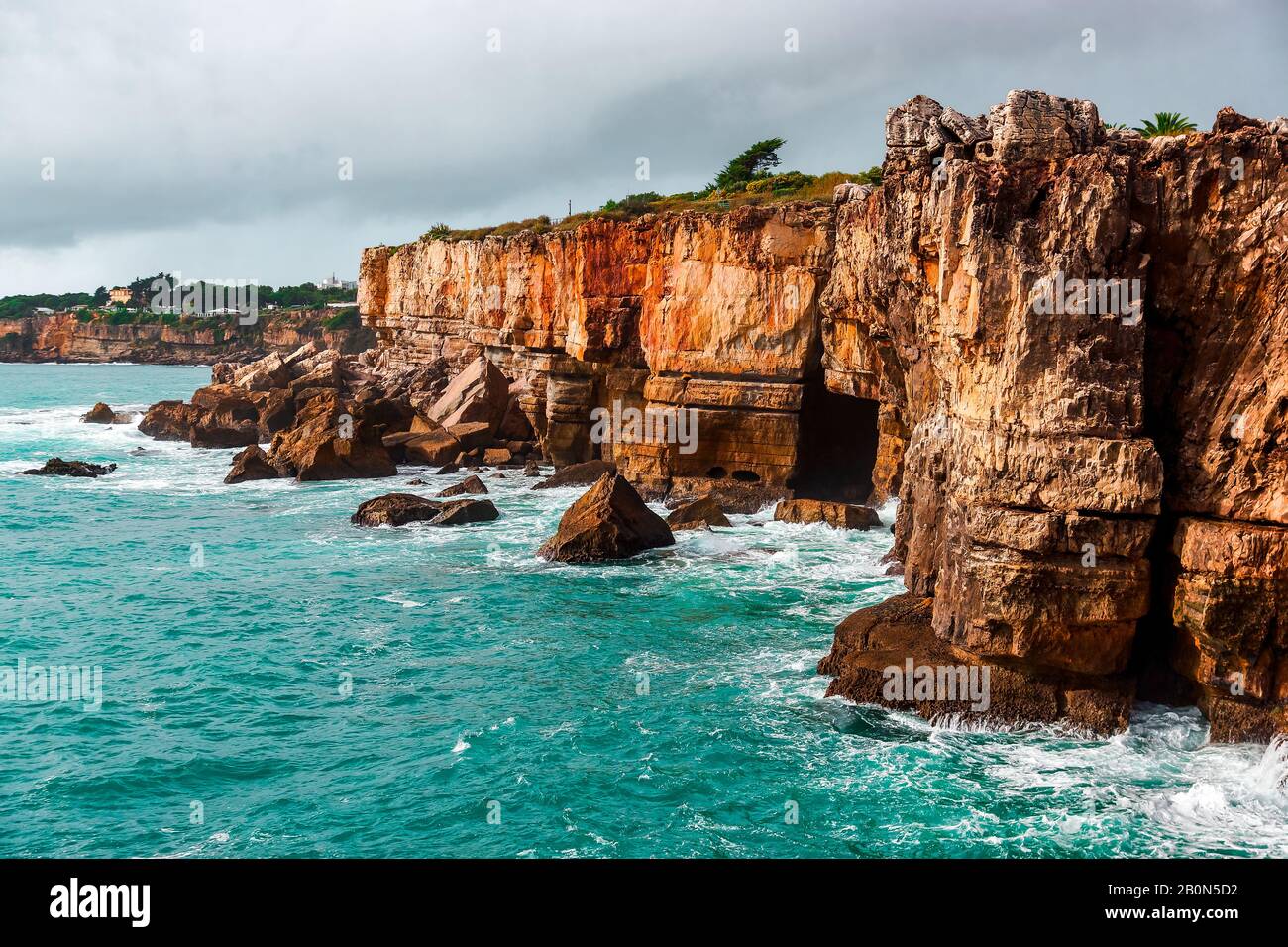 Felsige Höhle und Küste des Atlantiks. Fantastischer Blick auf Boca do Inferno, hell's Mouth - Cascais, Portugal Stockfoto