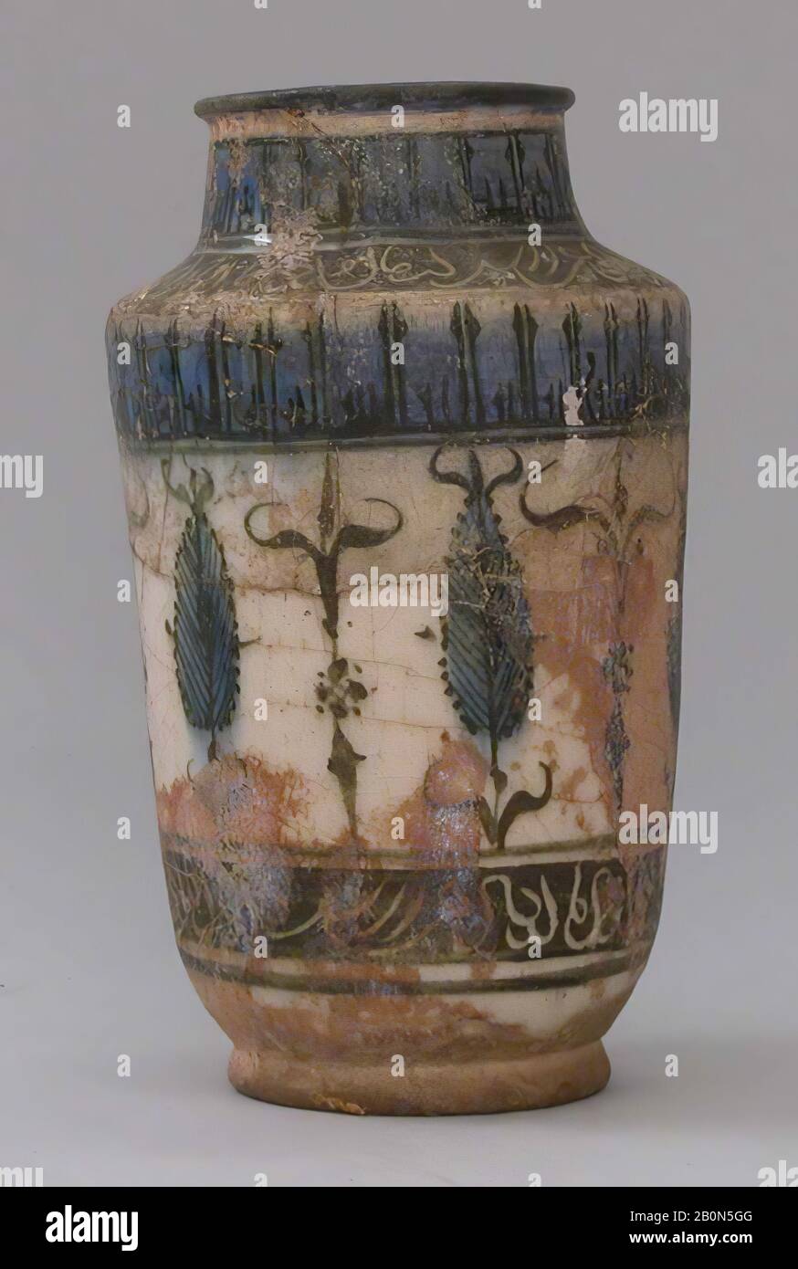 Vase, 13. Jahrhundert, Dem Iran zugeschrieben, Kashan, Stonepaste; glasiert, Typ: Schwarz-weiß-blaue Ware, H. 6 3/4 Zoll (17,1 cm), Durchm. 3 15/16 Zoll (10 cm), Keramik Stockfoto