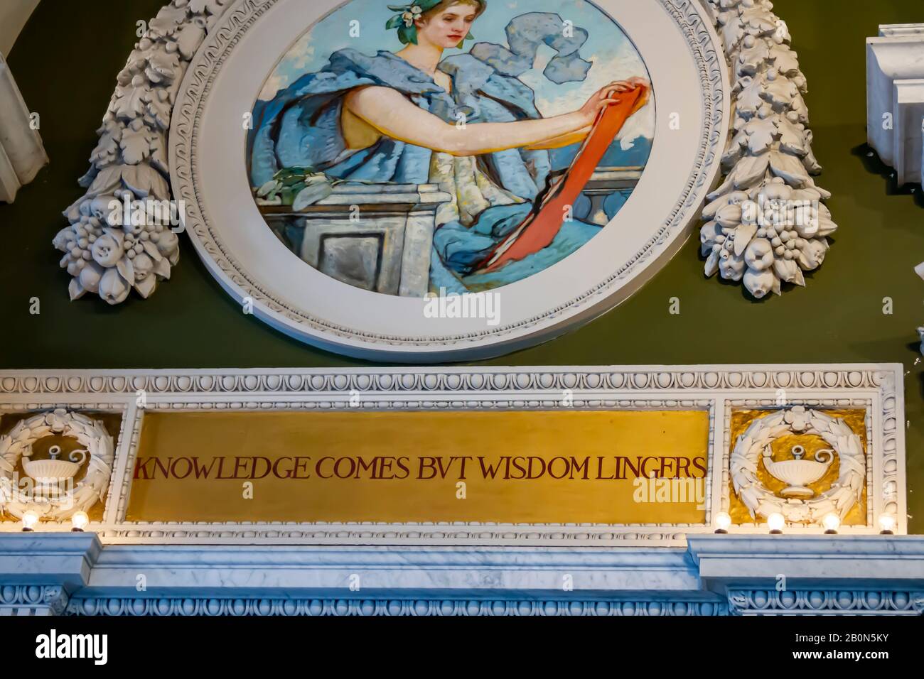 Washington, D.C. - 17. Januar 2020 - Interior der Library of Congress Thomas Jefferson Building Art Wandbild über Wissen und Weisheit. Stockfoto