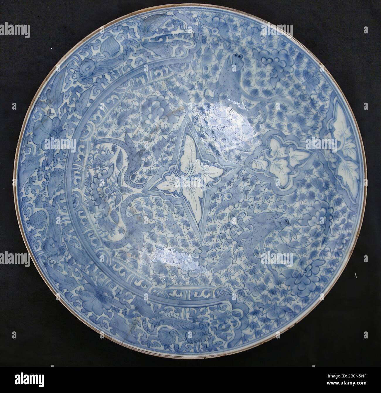 Gericht, Ende 17.-Anfang 18. Jahrhundert, Dem Iran zugeschrieben, Stonepaste; gemalt und glasiert, D. 18 1/4 Zoll. (46,4 cm), Keramik Stockfoto