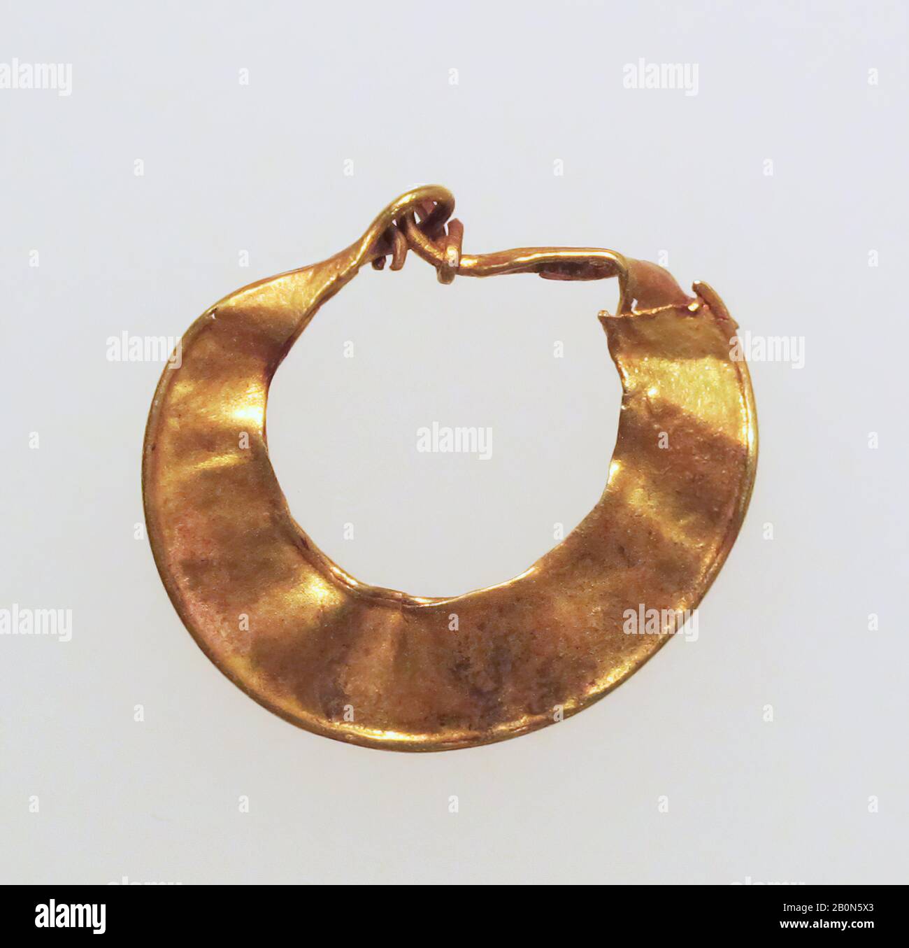 Ohrring, halbmondförmig, Gold, Andere: 11/16 × 11/16 × 1/8 Zoll (1,8 × 1,7 × 0,3 cm), Gold und Silber Stockfoto