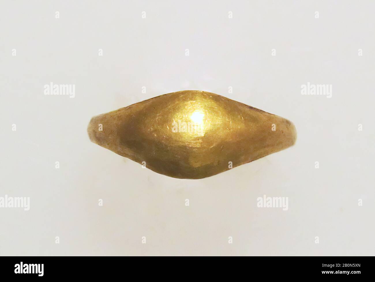 Ring, Gold, Durchmesser: 3/4 × 5/16 Zoll (1,9 × 0,7 cm), Gold und Silber Stockfoto