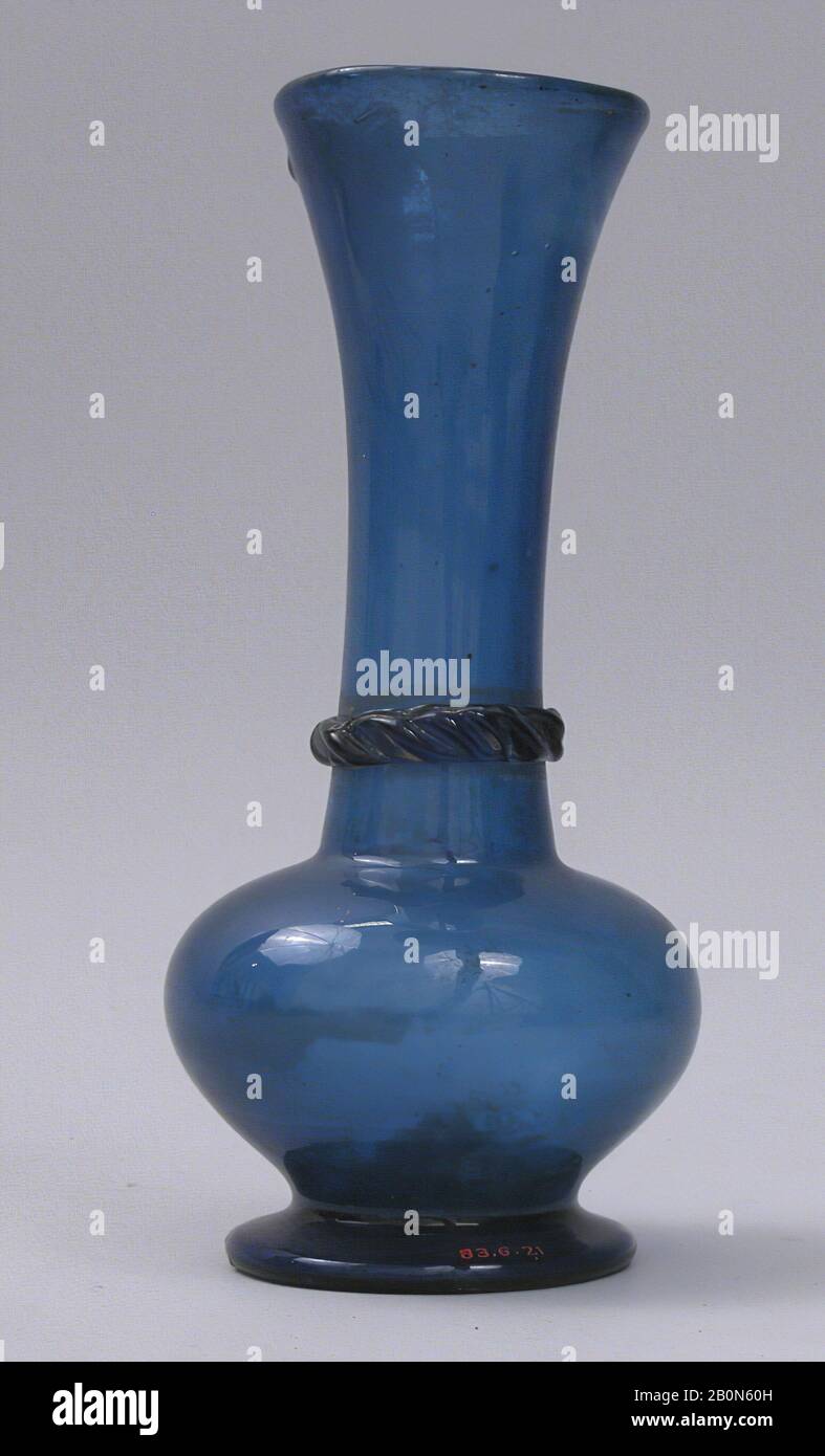 Vase, wahrscheinlich vom 18. Bis 19. Jahrhundert, Dem Iran Zugeschrieben,  Glas, blau; frei geblasen mit aufgebrachten Dekorationen, H. 6 1/4 Zoll.  (15,9 cm), max. Durchm. 2 15/16 Zoll (7,4 cm), Glas Stockfotografie - Alamy