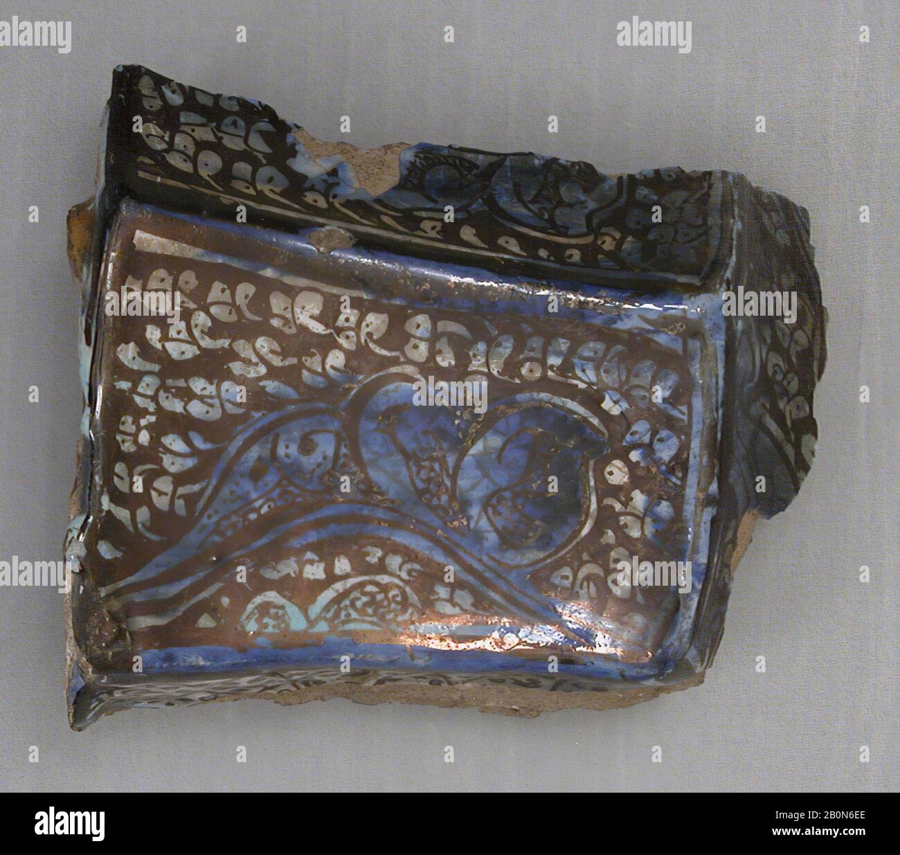 Fliesenfragment, Tile-Fragment, Anfang des 14. Jahrhunderts, Dem Iran zugeschrieben, Stonepaste; überglasiert und glanzbemalt, 5 1/4 x 5 Zoll. (13,3 x 12,7 cm), Ceramics-Tiles Stockfoto