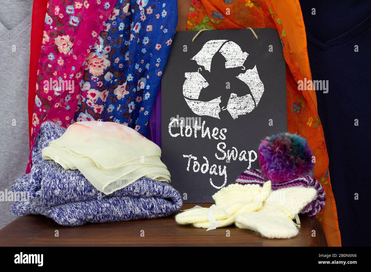 Kleidung Tauschen und recyceln Sie die Kleidung auf der Kreideplatte mit Modeartikeln, die Sie austauschen, nachhaltige Mode und keine Verschwendung, recyceln Sie Kleidung und Textilien auf r Stockfoto