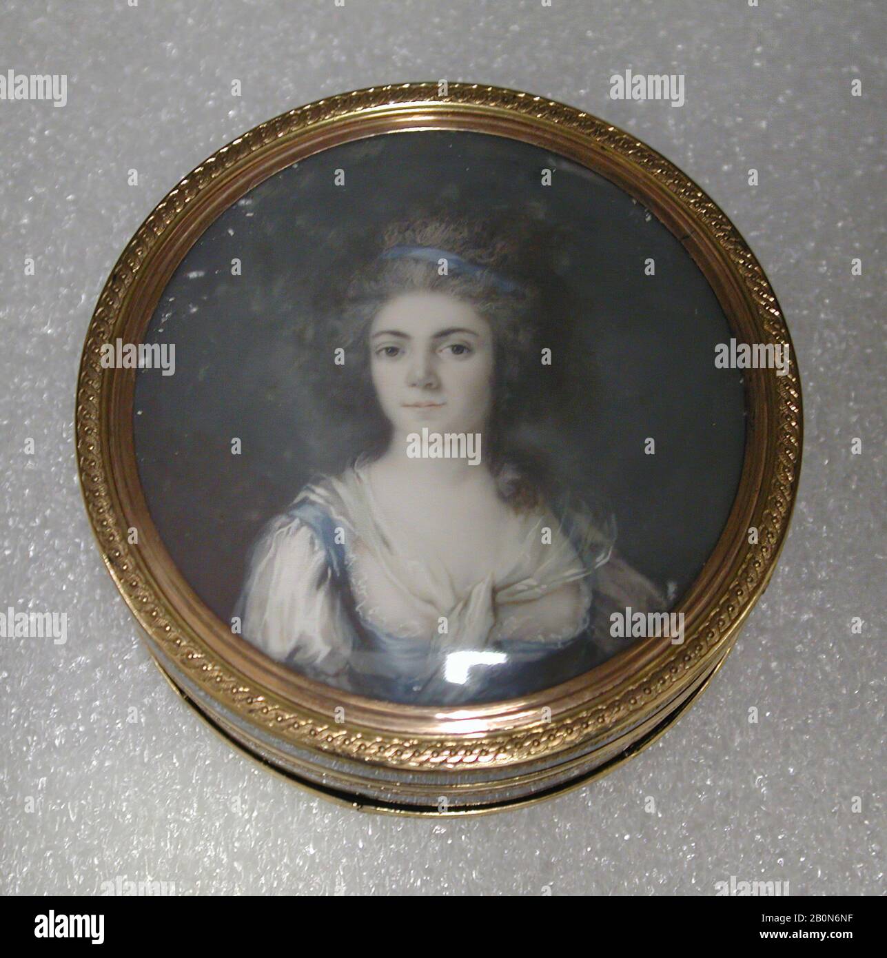 Jean-Baptiste Gillet, Box mit Porträt einer Frau, sagte, Princesse de Ligne, Französisch, Paris, Jean-Baptiste Gillet (1709-1786, Meister 1734), Miniatur, die einem französischen Maler zugeschrieben wird, sei etwa. 1702-62-75, Französisch, Paris, Tortoiseshell, Gold, Elfenbein, 1 1/4 × 3 Zoll. (3,2 × 7,6 cm Stockfoto