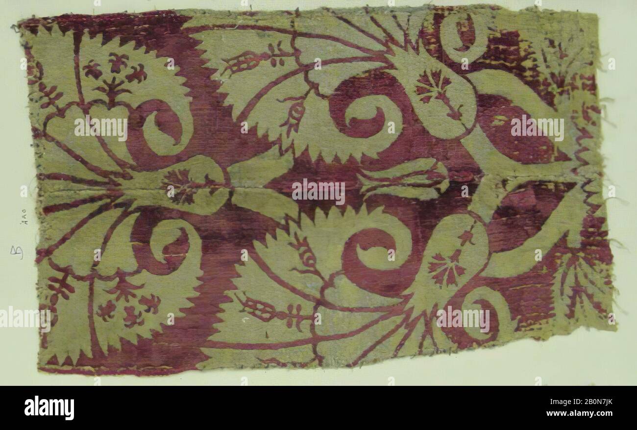 Fragment aus dem späten 16. Jahrhundert, Hergestellt in der Türkei, Seide, Metallfaden, 19 1/4 x 12 Zoll. (48,9 x 30,5 cm), Textilien Stockfoto Fragment aus dem späten 16. Jahrhundert, Hergestellt in der Türkei, Seide, Metallfaden, 19 1/4 x 12 Zoll. (48,9 x 30,5 cm), Textilien Stockfoto