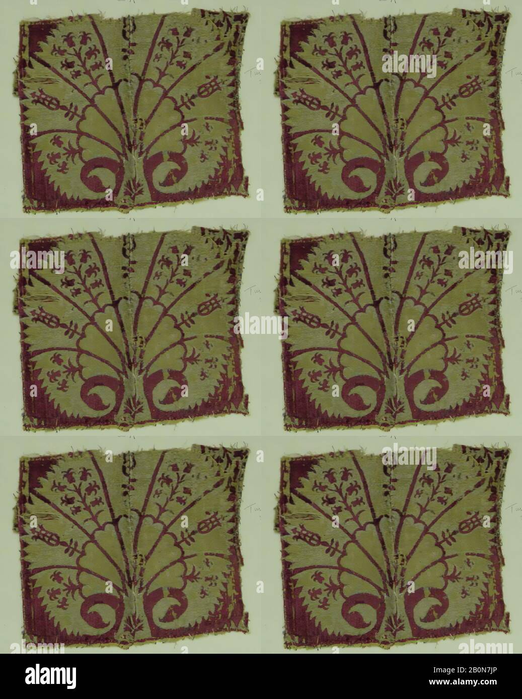 Fragment, 16. Jahrhundert, Hergestellt in der Türkei, Seide, Metallfaden, 10 1/4 x 12 1/4 Zoll. (26 x 31,1 cm), Textilien Stockfoto