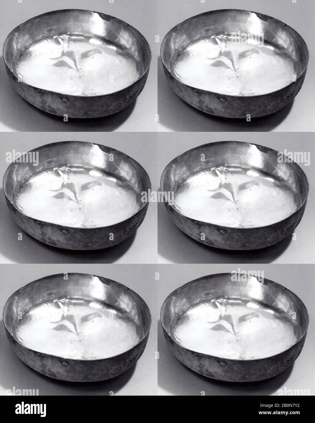 Schale, Chimú, 12.-15. Jahrhundert, Peru, Chimú, Silber, Höhe: 2 1/2 Zoll (6,4 cm), Durchmesser: 7 1/2 Zoll (19,1 cm), Metall-Halter Stockfoto