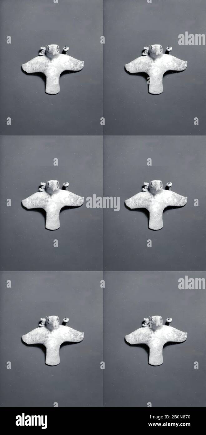 Greifvogel, Archäologischer Komplex Baktria-Margiana, Bronze, Datum ca. Ende 3. Bis Anfang 2. Jahrtausend v. Chr., Baktria-Margiana oder Ostiran, Archäologischer Komplex Baktria-Margiana, Marmor, Calcit, Kupferlegierung, Lapis-Lazuli, 1,28 x 1,48 Zoll. (3,25 x 3,76 cm), Stone-Sculpture Stockfoto