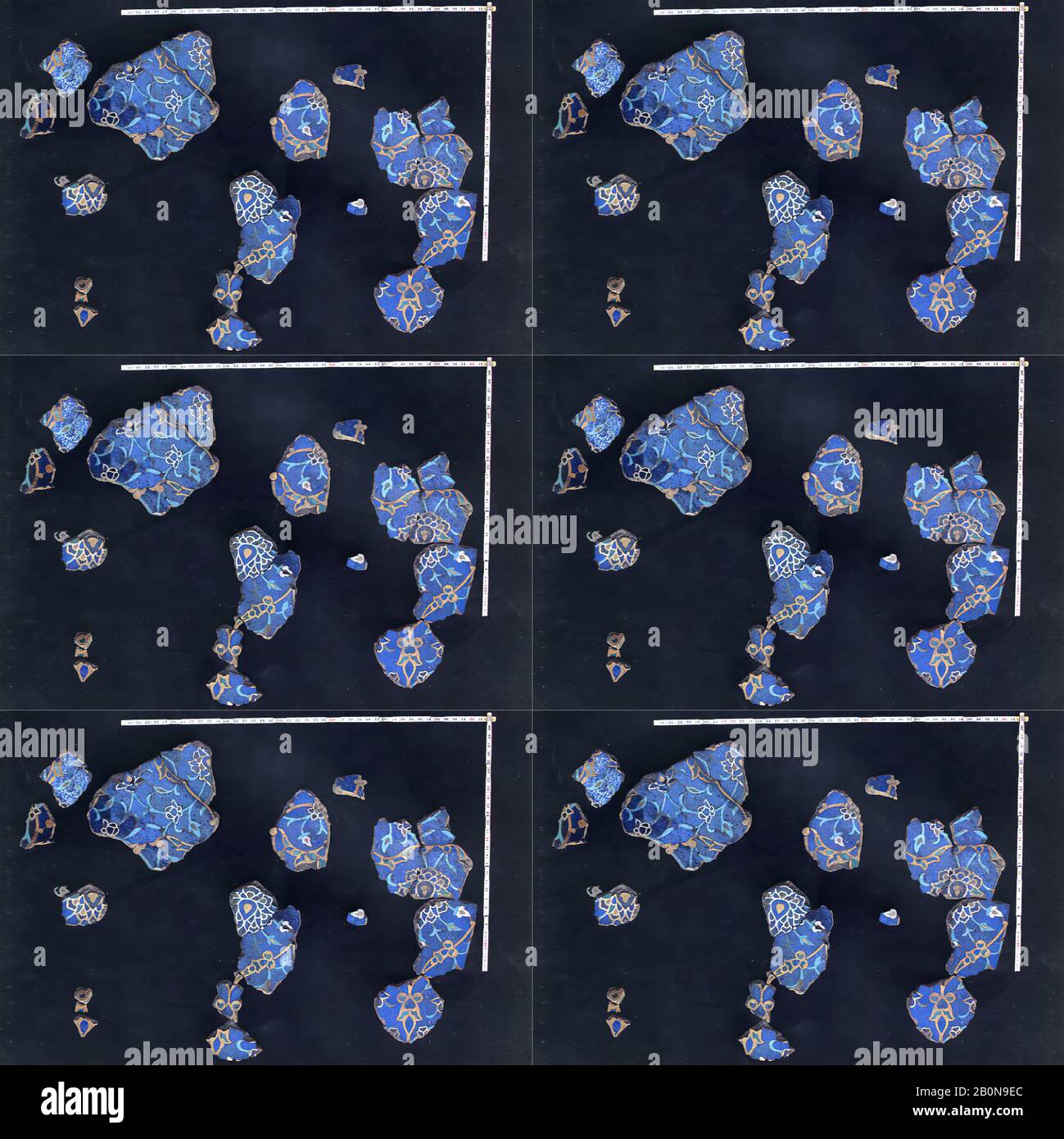 Eine Gruppe mosaischer Tilwork-Bruchstücke, Tile-Bruchstücke, letztes Viertel des 15. Jahrhunderts, Die Dem Iran Zugeschrieben wurden, wahrscheinlich Isfahan, Stonepaste; polychrome glasierte Fliesen, in Ton gesetzt, Fliesen werden derzeit in 20 Tabletts untergebracht. Die Standfläche der Tabletts beträgt ca. 94 Zoll x 37 Zoll x 24 Zoll, Ceramics-Tiles Stockfoto
