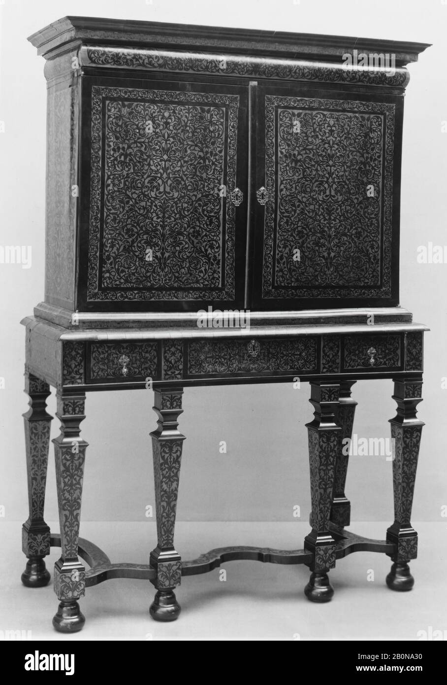 Kabinett, Britisch, Ende 17. Bis Anfang 18. Jahrhundert, Britisch, Walnut, Holly und andere Hölzer, 74 1/2 × 44 1/2 × 17 1/4 Zoll. (189,2 × 113 × 43,8 cm), Holz-Furniture Stockfoto