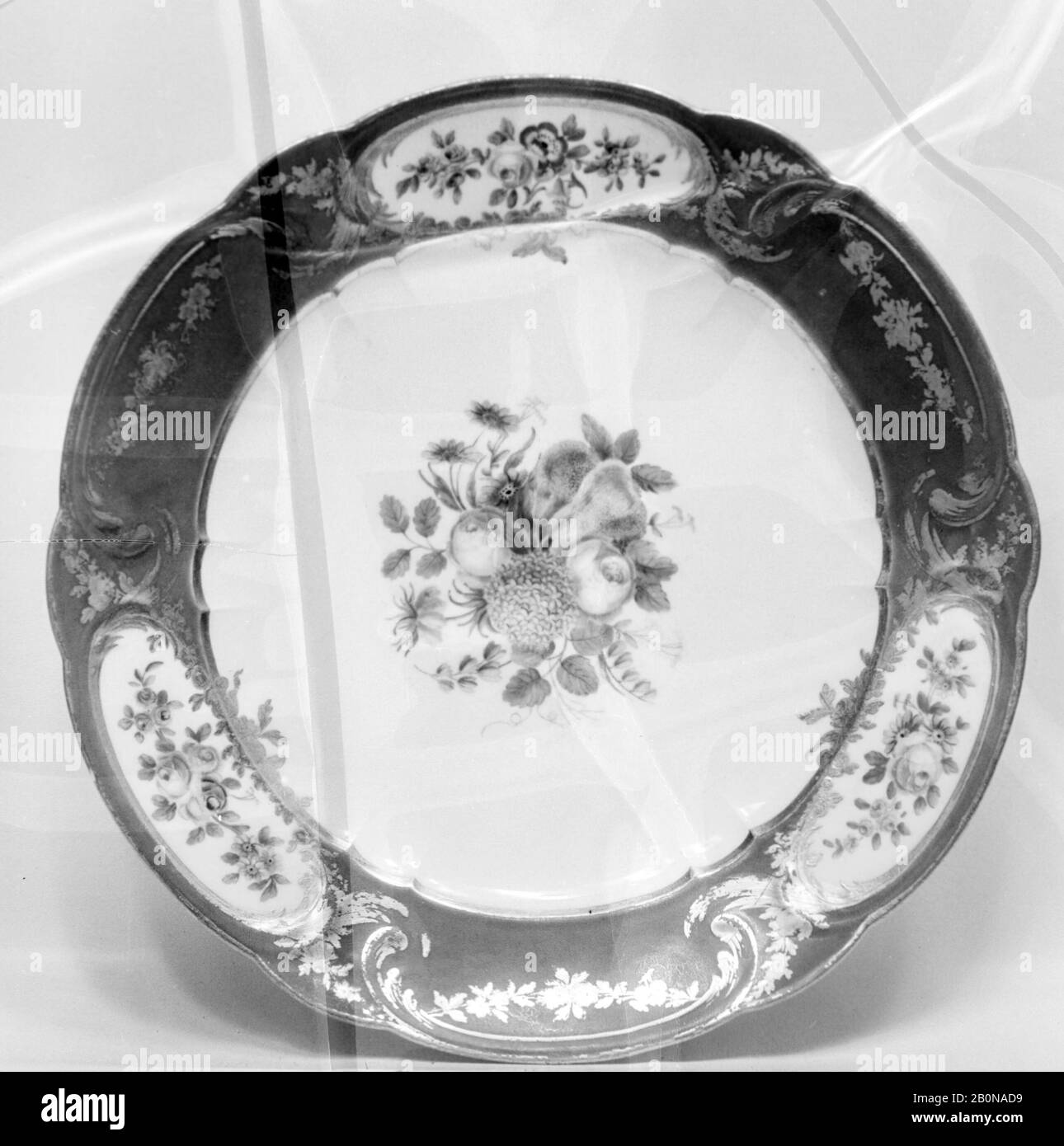 Sèvres Manufactory, Plate (Assiette à palmes) (1 von 102) (Teil eines Dienstes), French, Sèvres, Sèvres Manufactory (Französisch, 1740pent), Gilder: Etienne-Gabriel Girard (Französisch, aktiv 1762-1800), Ca. 1775, Französisch, Sèvres, Weichpaste Porzellan, Diam. 9 3/4 Zoll (24,8 cm), Ceramics-Porzellan Stockfoto
