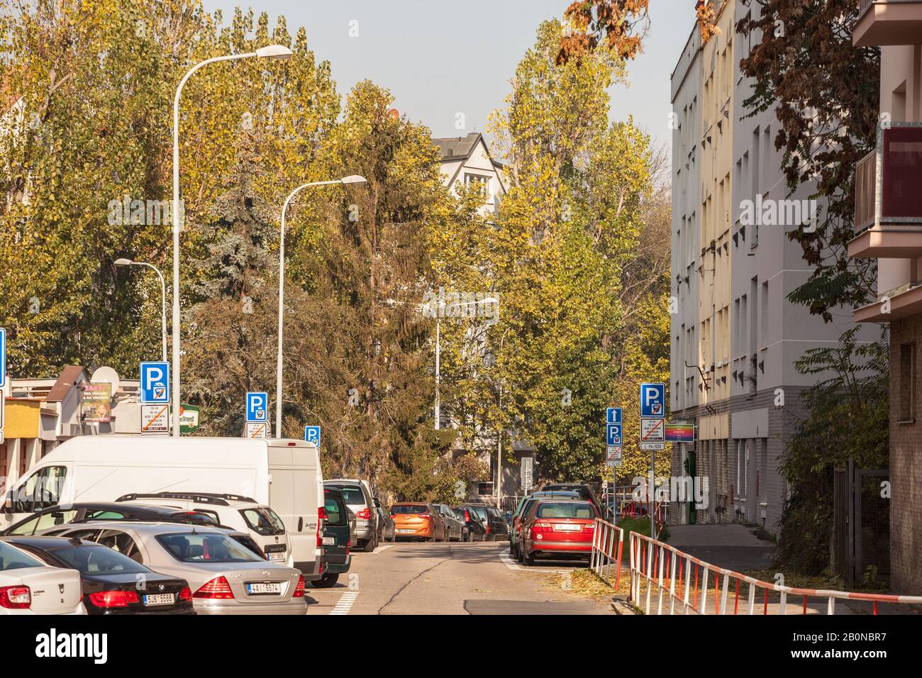 Prag, TSCHECHIEN - 31. OKTOBER 2019: Typische Wohnstraße der Prager Branik-Vorstadt im Herbst mit modernen Gebäuden, Bäumen und Autos. Stockfoto