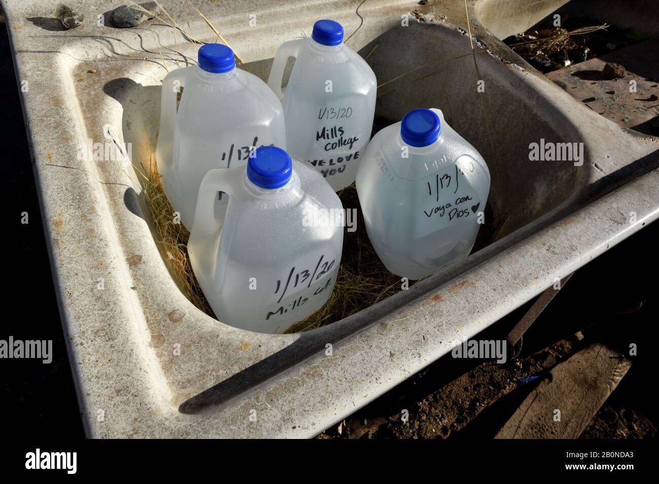 Wasserbehälter wurden an einer verlassenen Struktur entlang einer bekannten Schmuggelroute auf dem nationalen Tierschutzgebiet von Buenos Aires als Akt des platziert Stockfoto