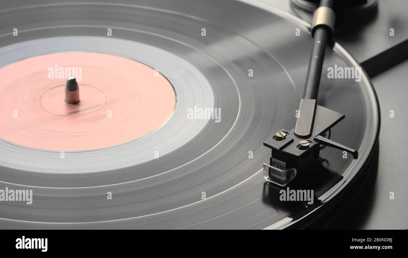 Eine Szene mit dem Sound-Player, der den schwarzen Soundtrack für Schallplatten wiedergibt. Nahaufnahme mit den Lichtreflexionen. Stockfoto