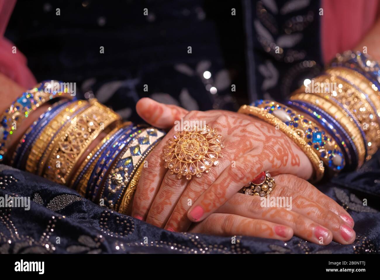 Nahaufnahme der indischen Brautpaar mit Schmuck Stockfoto