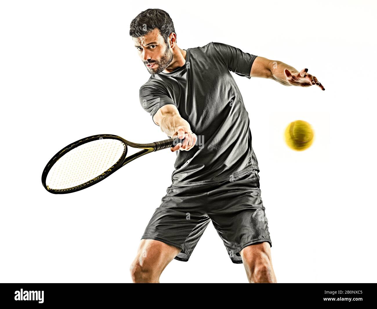 Ein kaukasischer, reifer Tennisspieler, der die Vorderansicht im Studio vorhat, isoliert auf weißem Hintergrund Stockfoto