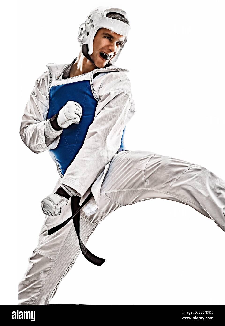 Ein kaukasischer Mann, der Taekwondo im Studio praktiziert, isoliert auf weißem Hintergrund Stockfoto