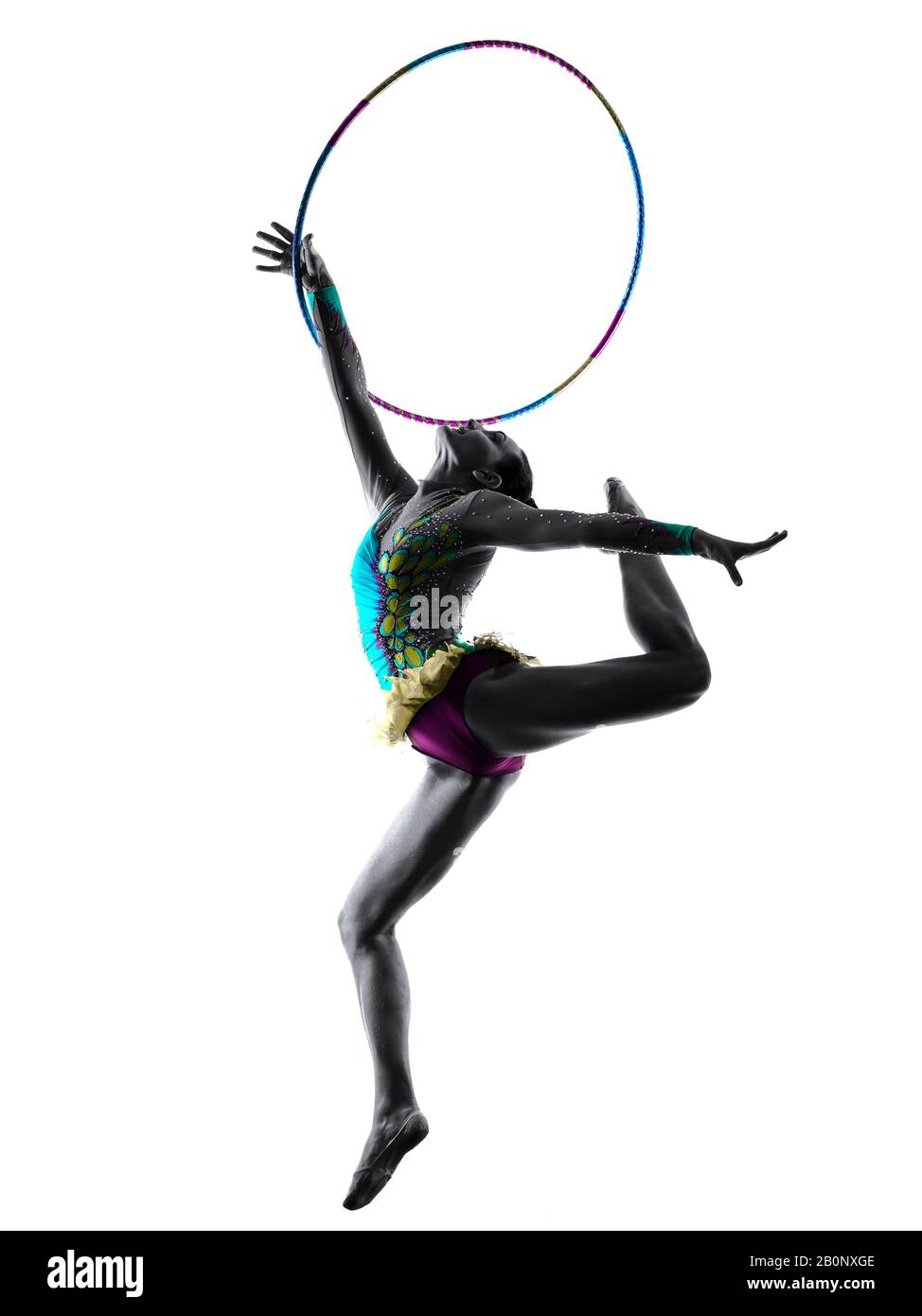 Eine kaukasische junge Frauenturnerin, die in der Studiosilhouette Rhythmusgymnastik praktiziert, isoliert auf weißem Hintergrund Stockfoto