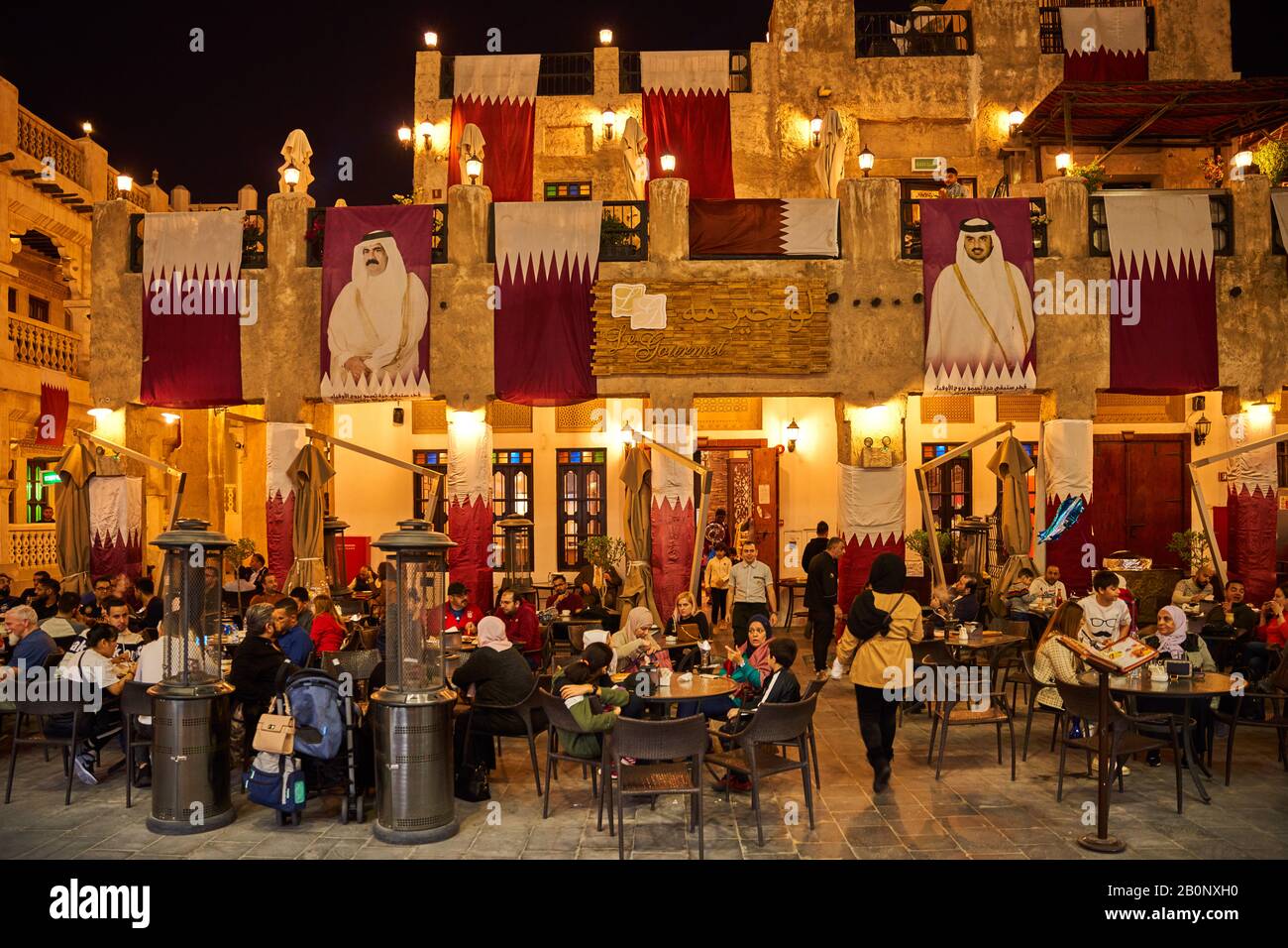 Doha, Katar - 26. Dezember 2019: Touristen, die in einem traditionellen Restaurant des touristischen Hauptplatzes Souq Waqif speisen Stockfoto