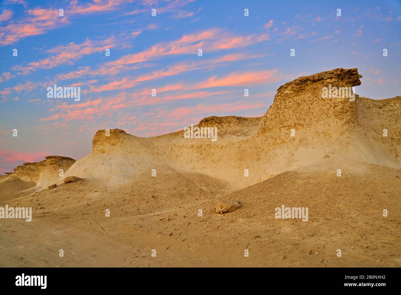 Wüstenlandschaft bei Sonnenuntergang von Ras Brouq Resreve in der Nähe von Zekreet Katar Stockfoto