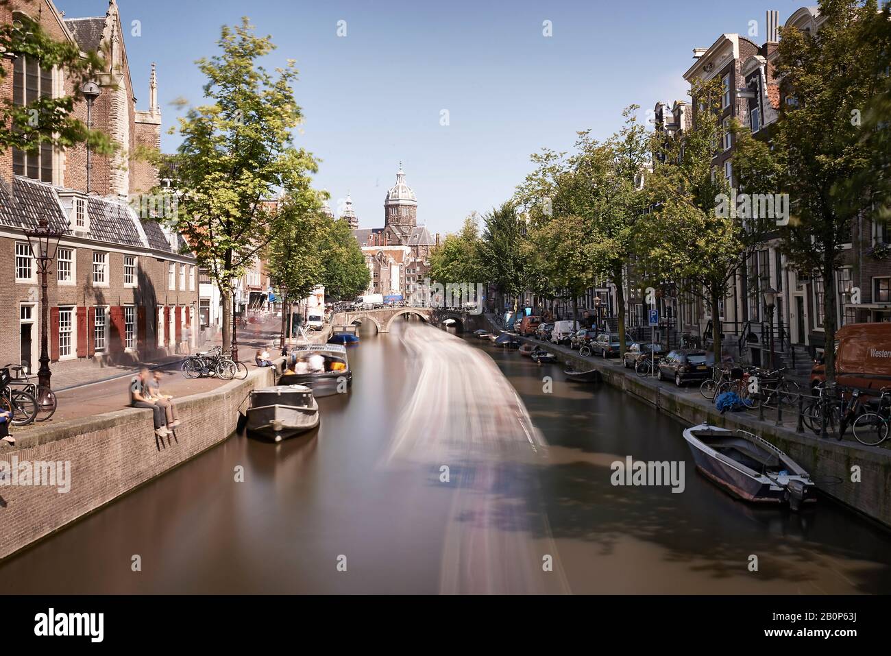 Atemberaubende Architektur und Kanäle im Stadtzentrum von Amsterdam bei strahlendem Sommersonne Stockfoto