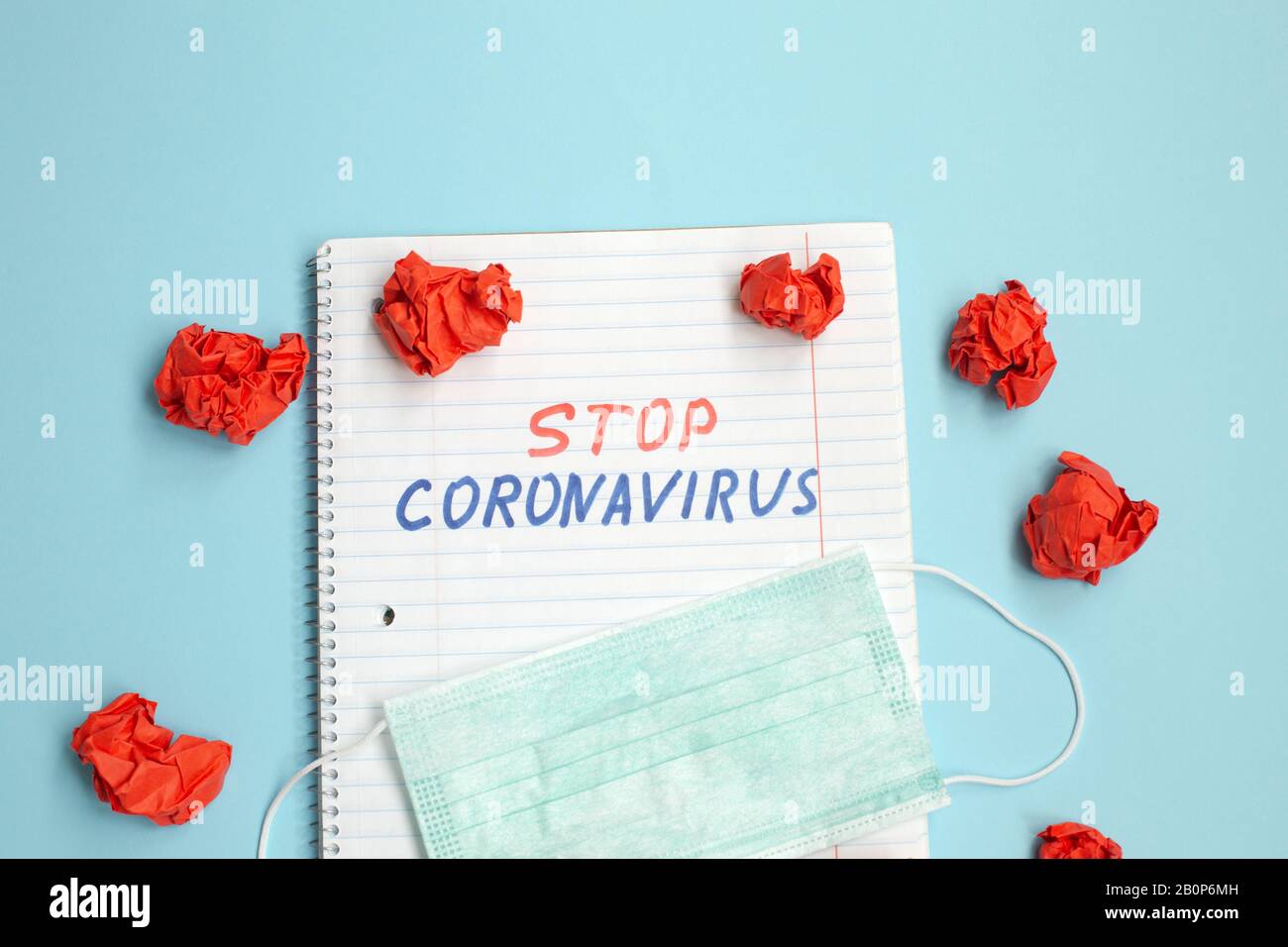 Beenden Sie den Text von Coronavirus, der auf dem geöffneten Notizbuch geschrieben wurde Stockfoto
