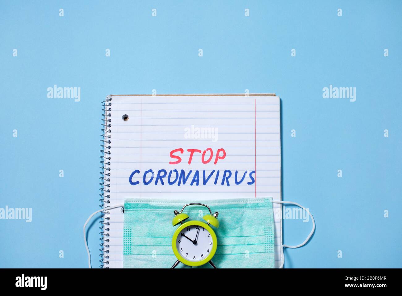 Beenden Sie den Text von Coronavirus, der auf dem geöffneten Notizbuch geschrieben wurde Stockfoto