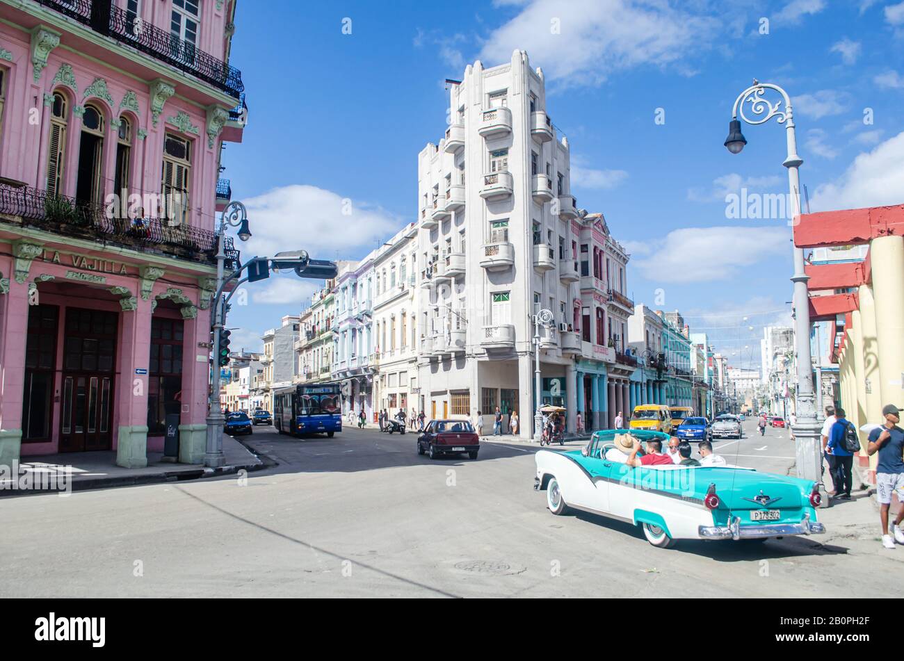 Szene in La Havanna auf Kuba. Die Oldtimer fahren auf einer Stadt, die rechtzeitig eingefroren ist Stockfoto