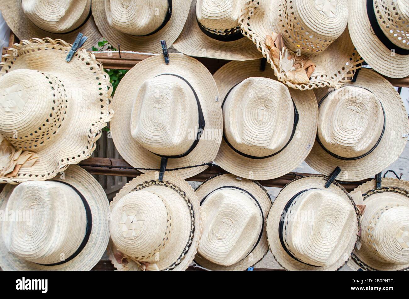 Hüte, die in den kubanischen Straßen verkauft werden und von lokalen Handwerkern nach traditionellen Methoden hergestellt werden, wie zum Beispiel das Weben von Palmblättern oder Stroh, sind sehr beliebte Souvenirs. Stockfoto