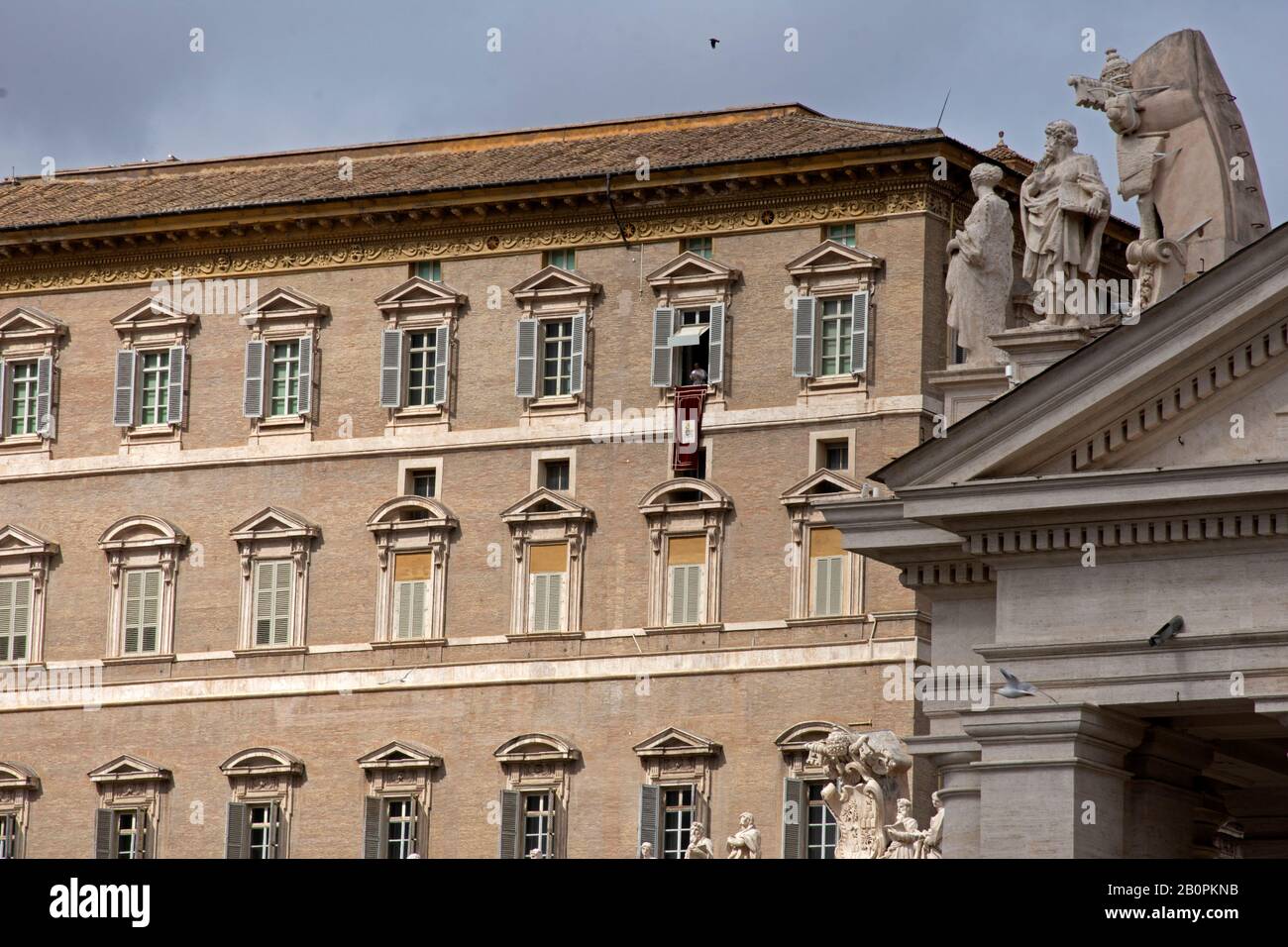 Papst Franziskus rezitiert das Angelus, die wöchentliche Predigt der katholischen Kirche, aus einem Fenster im Vatikanischen Museum, Vatikanstadt, Vatikan Stockfoto