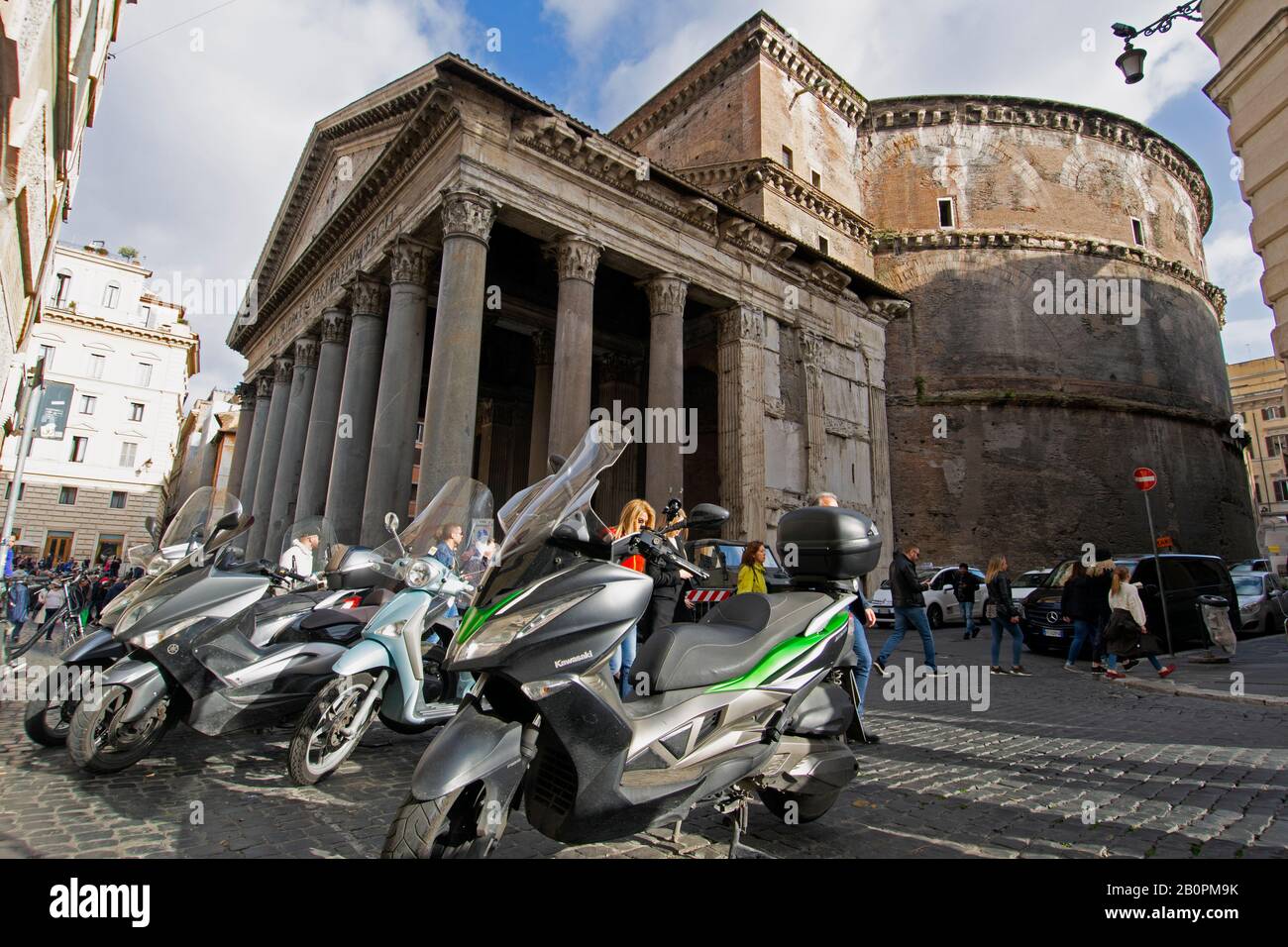 Vor dem Pantheon geparkte Motorräder, ein gut erhaltener ehemaliger römischer Tempel, der 126 n. Chr. gewidmet wurde, Rom, Italien Stockfoto
