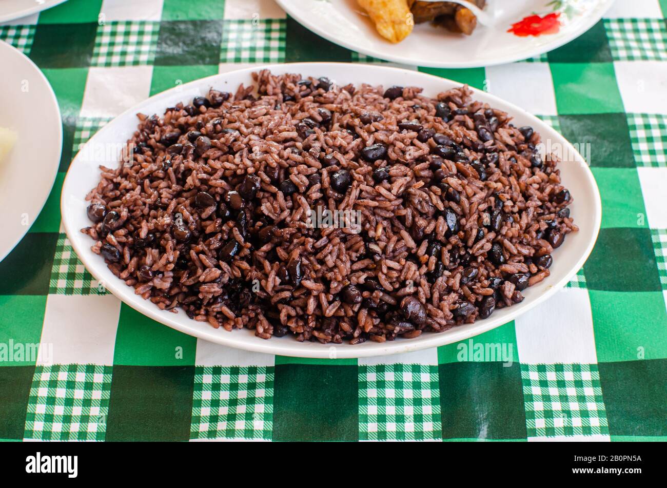 Traditioneller kubanischer Reis mit schwarzen Bohnen, auch bekannt als 'Moros y cristianos'. Wird es mit schwarzen Bohnen hergestellt. Congri Reis wird mit roten Bohnen hergestellt Stockfoto