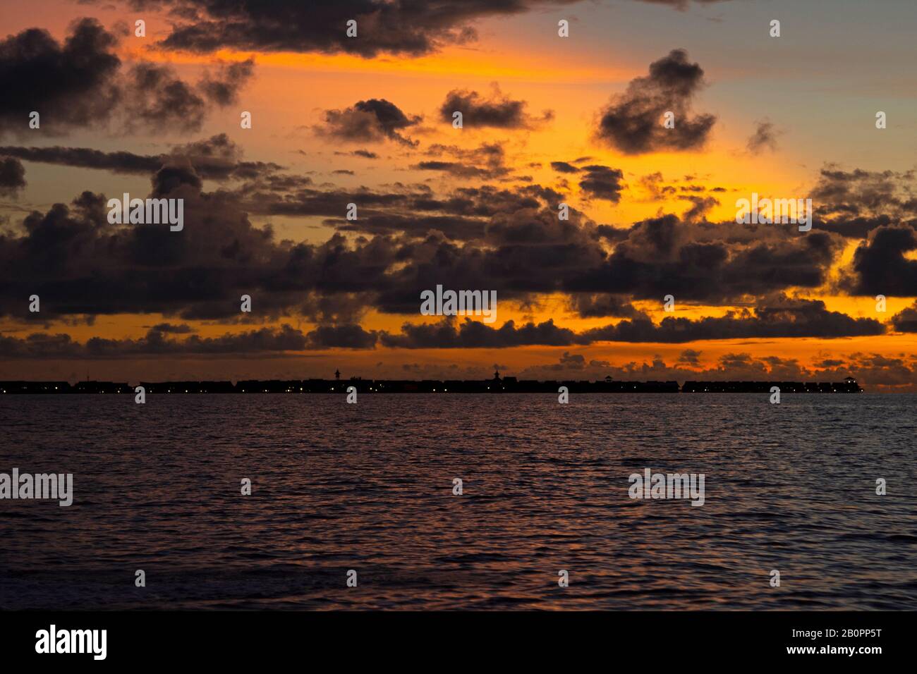 Blick auf die Insel Mabul am Horizont bei Sonnenaufgang, Sipadan, Malaysia Stockfoto