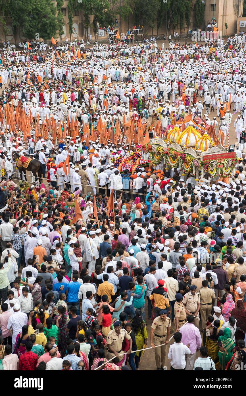 Das Bild von Warkari oder Pilgrim, die Darshan von Shree Dnyaneshwar Maharaj Palki, Pune, Maharashtra, Indien, Asien nehmen Stockfoto