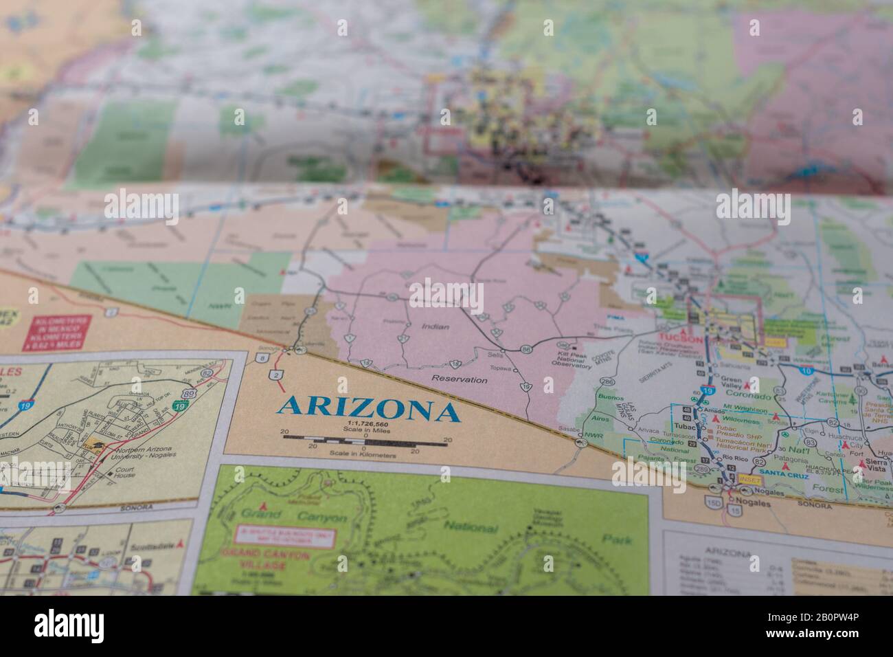 Staatsname auf einem Kartenbuch, arizona Stockfoto