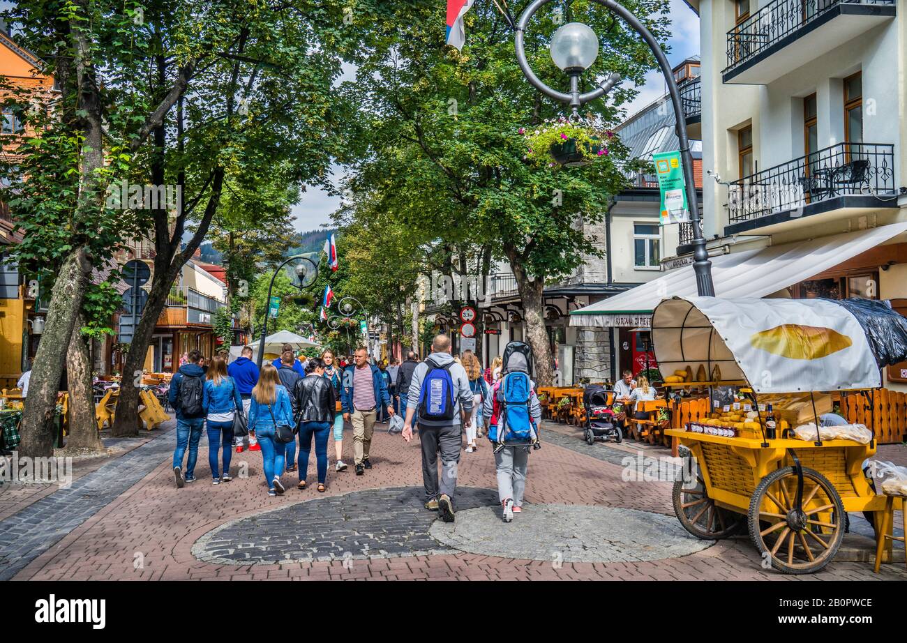 Die Straße Krupówki in der Tatra in Zakopane, die bei Touristen beliebt ist, die die Geschäfte und Restaurants, Kleinpolen, Polen, besuchen Stockfoto